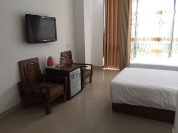 Bach Duong Hotel by OYO Rooms